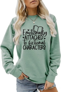Detail eines salbeigrünen Sweatshirts mit dem Text Emotionally Attached to fictional characters
