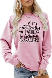 Detail eines rosa Sweatshirts mit Emotionally Attached Buch- und Herz-Grafikdruck