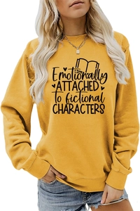 Detailansicht des hochwertigen Baumwollstoffs und Grafikdrucks auf dem senfgelben Sweatshirt