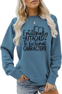 Detail des Emotionally Attached Slogan-Aufdrucks auf dem staubblauen Sweatshirt mit Rundhals