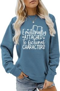 Detail eines blauen Crewneck-Sweatshirts mit weißem Aufdruck und Herz-Akzenten