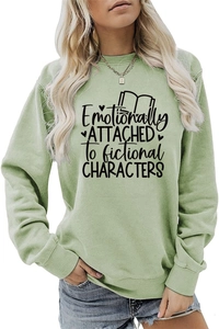 Detail des Emotionally Attached Buchstabendrucks auf grasgrünem Sweatshirt mit Rundhalsausschnitt