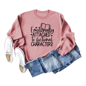 Flachbild von rosa Sweatshirt mit Emotionally Attached Text, Jeans und weißen Schuhen