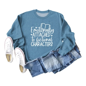 Detail eines blauen Sweatshirts mit dem Aufdruck Emotionally Attached to Characters