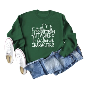 Detail des Emotionally Attached Slogan-Prints auf dem waldgrünen Rundhals-Sweatshirt