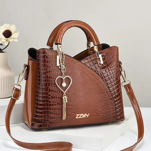 Modische Handtasche mit Krokodilmuster in Vintage-Braun mit Herz-Quastenanhänger