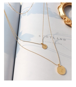 Detail van de Franse drielaagse 18K vergulde titanium stalen ketting met munt hangers