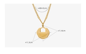 Vue détaillée des dimensions du pendentif serrure et de la chaîne de 40 cm