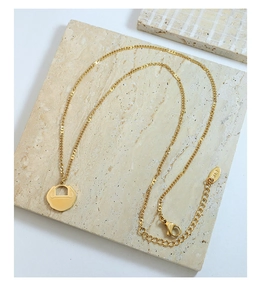 Détail du collier cadenas doré avec fermoir mousqueton et gravure K18 de luxe