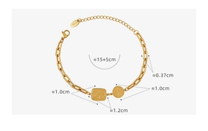 Vue détaillée du bracelet doré avec médaille Lucky et pendentif portrait de fille