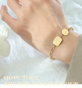 Vue détaillée du bracelet doré avec médaille Lucky et pendentif petit prince