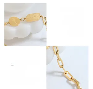 Détail d'un bracelet en titane plaqué or 18 carats avec gravure Lucky et pendentif portrait