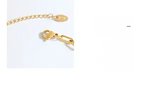 Détail du bracelet en or 18 carats montrant le fermoir mousqueton et le poinçon K18