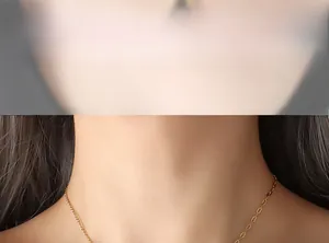 Gros plan d'une délicate chaîne maille forçat plaquée or 18 carats sur un mannequin