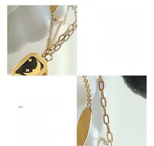 Macro d'un collier en acier titane plaqué or 18K avec pendentif étoile et lune