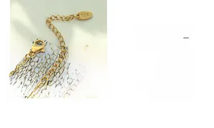 Gros plan sur chaîne plaquée or 18 carats avec fermoir homard et étiquette gravée K18