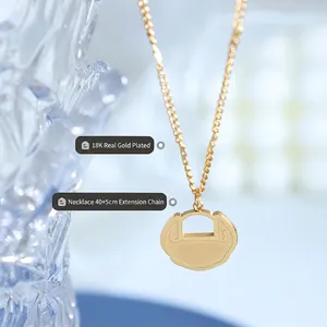 Collier avec pendentif Ruyi porte-bonheur chinois traditionnel plaqué en or 18 carats