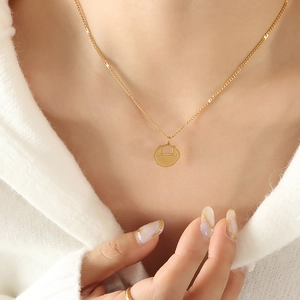 Collier élégant avec pendentif serrure Ruyi dorée pour femme, au design minimaliste poli