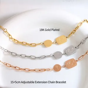 Lot de bracelets chaîne trombone en or 18 carats avec pendentifs ronds et carrés
