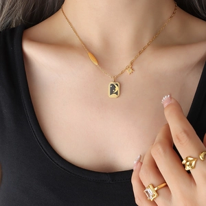 Collier avec pendentif carré étoile lune en acier doré 18K avec gravure Lucky