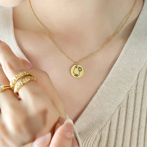 Collier en acier titane doré style français avec pendentif portrait abstrait et bague