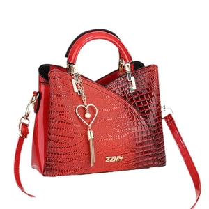 Rote Handtasche für Damen in Kroko-Optik mit goldenem Herz-Anhänger und Schultergurt