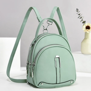 Détail du mini sac à dos en cuir PU vert clair avec trois compartiments zippés et métal argenté
