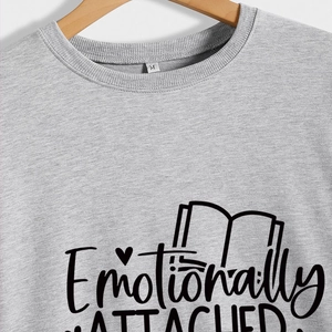 Graues Sweatshirt mit Emotionally Attached Aufdruck und Buchmotiv auf Holz-Kleiderbügel