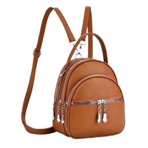 Mini sac à dos marron en similicuir grainé avec fermetures éclair argentées élégantes