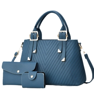 Set di 3 borse a mano blu scuro con trapuntatura a V e dettagli in metallo dorato