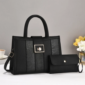 Elegante borsa tote nera a trama coccodrillo con chiusura a rotazione e pochette