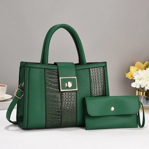 Dettaglio borsa shopper verde con texture litchi e coccodrillo e mini pochette coordinata