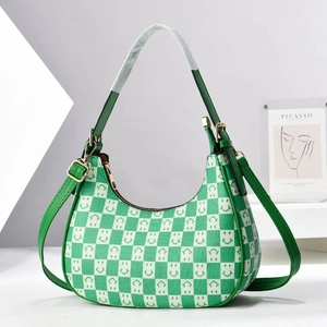 Sac hobo à damier vert et blanc avec motifs de cœurs et bandoulière réglable en cuir