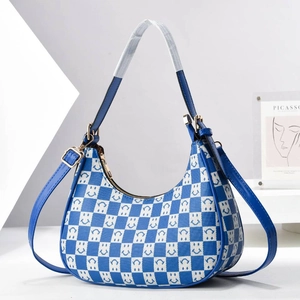 Sac hobo bleu et blanc à motif damier cœur avec garniture en cuir et sangle réglable