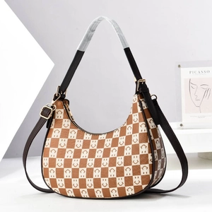 Sac demi-lune chic à damier avec motifs de cœurs et bandoulière réglable