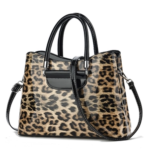Sac à main tendance à imprimé léopard en cuir verni brillant avec poignées noires