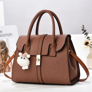 Sac à main marron à texture tissée avec fermoir doré, deux anses et charme mouton