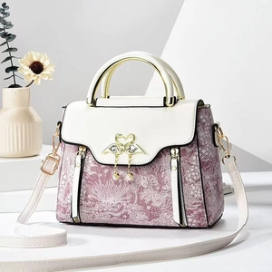 Sac à main élégant avec imprimé fleuri, fermoir cygne doré et gland perlé sur fond blanc