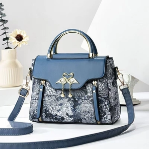 Sac à main fleuri français avec fermoir doré en forme de cygne et détails perles