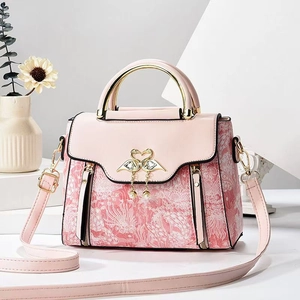 Sac à main jacquard rose avec boucle en métal cygne doré et pendentif perle élégant