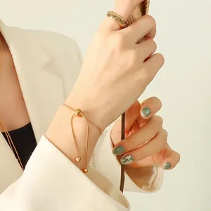 Elegante set di bracciale a catena serpente placcato oro 18K e anello strutturato donna