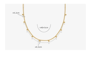 Detailansicht der goldenen Perlen-Halskette mit Maßen von 40+5cm und kleinen Kugeln