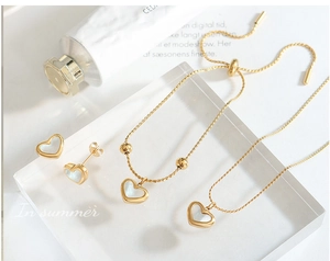 Exquisite gold-plated heart-shaped jewelry set with white mother of pearl inlay detail