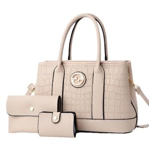 Dreiteiliges beige Handtaschen-Set mit Steinmuster, Metall-Logo und Umhängeriemen