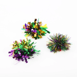 Detalle de clips de oropel de Mardi Gras en púrpura verde y oro con texturas metálicas