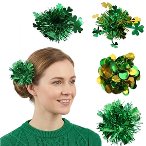 Détails de barrettes trèfle de la Saint-Patrick avec papier vert et accents dorés sur modèle