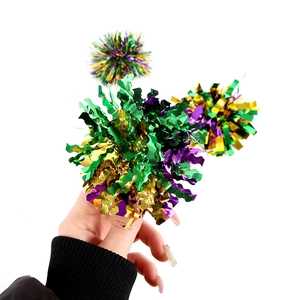Detalle de pompones metálicos de Mardi Gras en púrpura oro y verde para fiestas temáticas