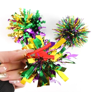 Detalle de pinzas para pelo de Carnaval con lentejuelas moradas doradas verdes y clip rojo
