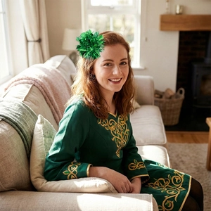 Détail d'une pince à cheveux pompon vert scintillant pour la fête de la Saint-Patrick