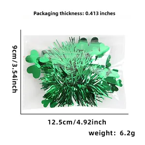 Détail des décorations trèfle pour la Saint-Patrick sous emballage plastique transparent